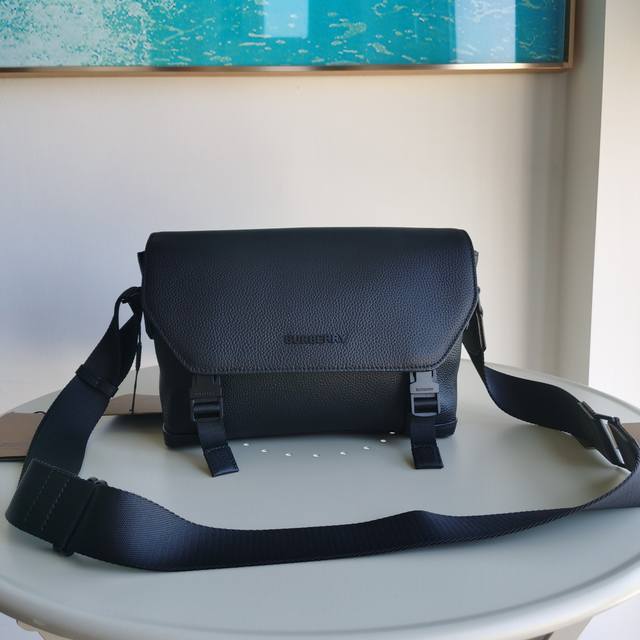 顶级版本 原厂皮 巴宝莉版型立挺的信使包，装点品牌炭灰色格纹设计，搭配光滑皮革装饰和徽标设计。设有拉链口袋，便于收纳小型物品。搭配可调式肩带，缔造实用设计感。此