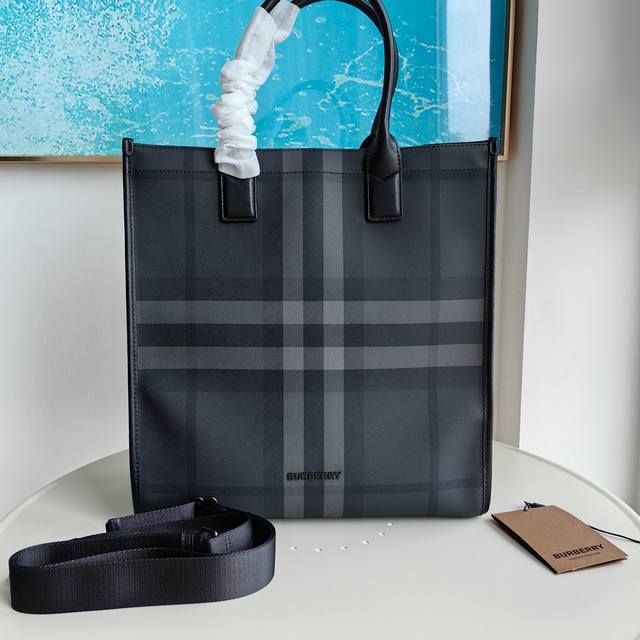 顶级版本 原厂皮 巴宝莉总是能出乎意料，相对于更新款更擅长经典包款设计，Vc配皮格纹属于一年四季中最百搭的款，容量无敌，能装下全世界。 尺寸：37 35 14