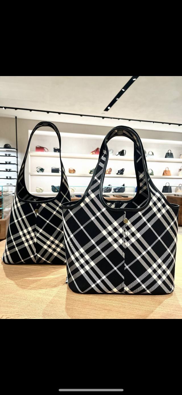 顶级版本 原厂皮 黑白配～Burberry 新季包包 黑白包包因其经典的色调和简约的设计，永远不会过时