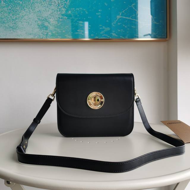 顶级版本 原厂皮 巴宝莉立挺的学院风斜背包，采用意大利鞣制皮革打造。搭配正面裁片设计，缔造优雅弧形造型。搭配镀金徽标饰孔及品牌徽标造型亮泽推扣。致敬品牌历史，包