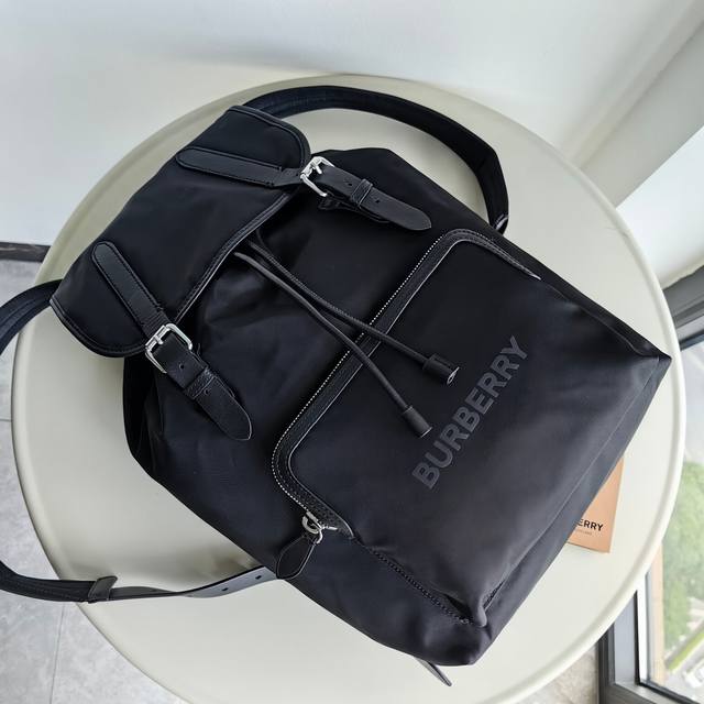 顶级版本 原厂皮 巴宝莉大号棉质帆布军旅背包，。多隔层，皮革顶部提柄；可调式肩背带，扣环、按扣与抽绳开合，后侧加垫式菱形裁片，意大利制。 尺寸:W28 X D1