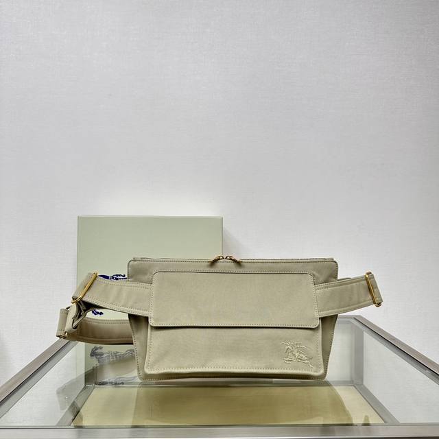 顶级版本 原厂皮 B家最款风衣腰包，选用棉质混纺面料打造，于意大利工坊精制而成。灵感源自 Burberry 标志性 Trench 风衣，内衬同种面料。点缀马术骑