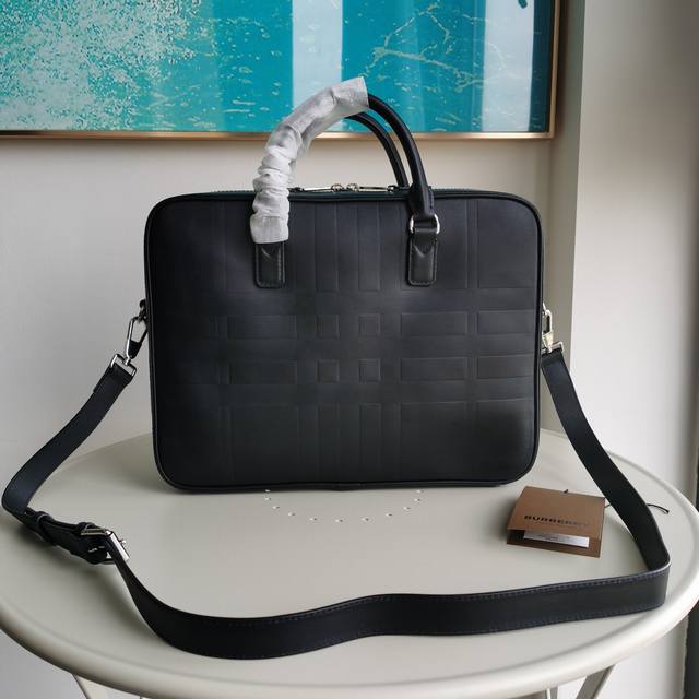 顶级版本 原厂皮 巴宝莉新款精巧的公文包，选用意大利鞣制皮革打造，装饰品牌标志性格纹压花。可缔造手提造型，或使用可拆式背带肩背携带。 38 X 9 X 27Cm