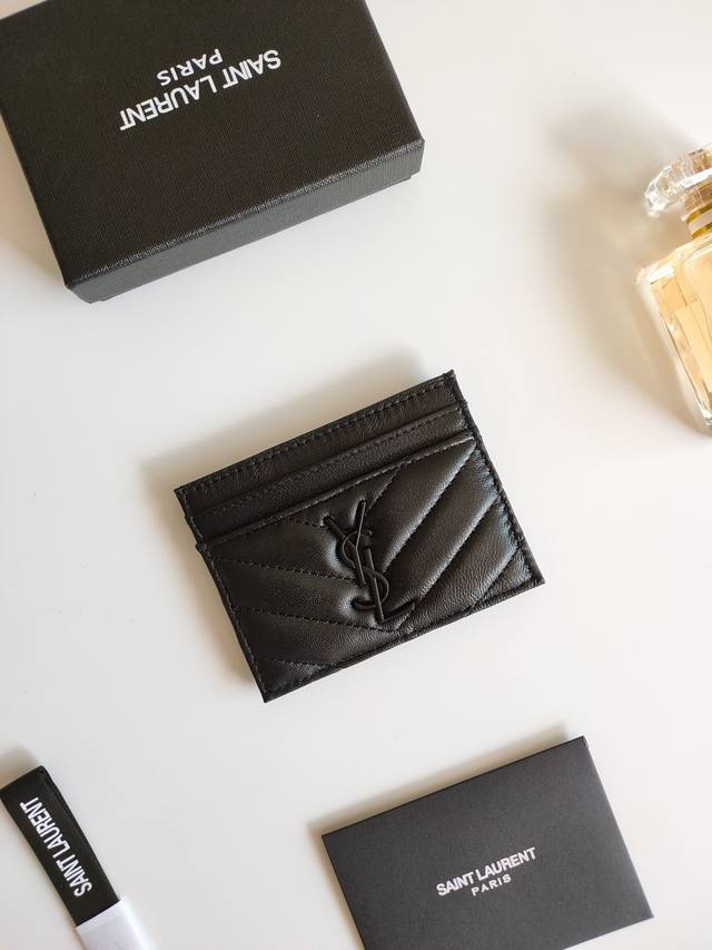 圣罗兰新品出货真皮卡包，内里配羊纹超纤，提花凸纹缝线羊皮信用卡夹，金属互扣式Ysl标志原单对版五金，复制细节款号:423291尺寸：10.5×7.5×0.5Cm