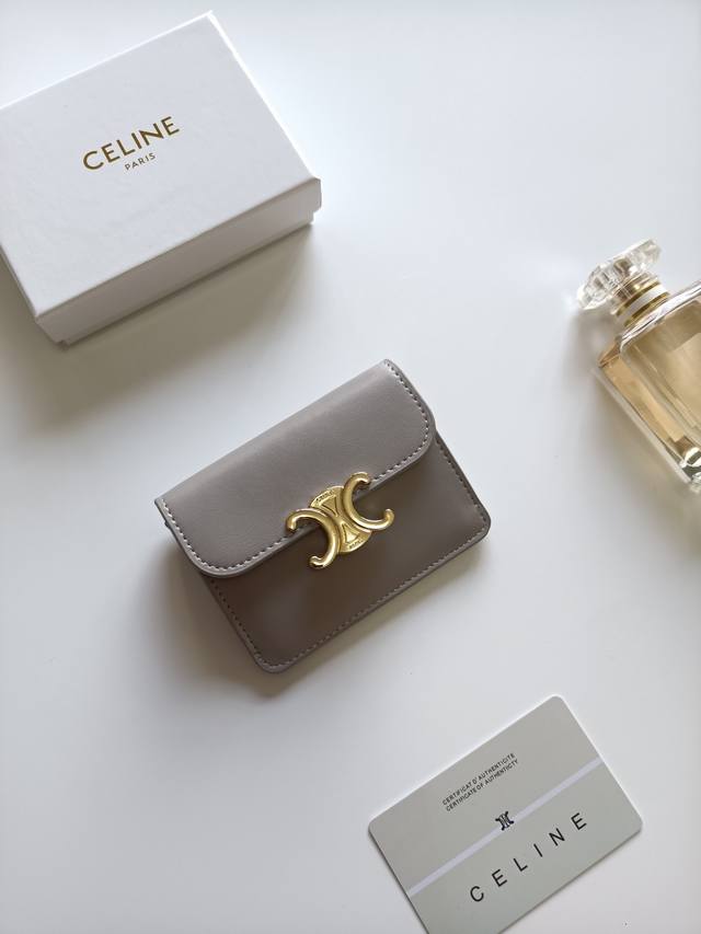 Celine最新款Triomphe牛皮翻盖卡包,金色饰面,按扣开合,款号:101583 尺寸:10.5*7Cm Celine最新款Triomphe牛皮翻盖卡包,金色饰面,按扣开合,款号:101583 尺寸:10.5*7Cm