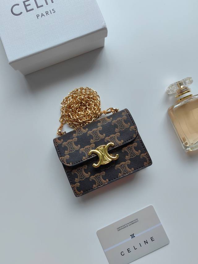 Celine新款链条Triomphe名片包，可斜挎，经典花纹大面内配平纹超纤，金色饰面Triomphe金属按扣开合，1个加厚主隔层，3个内侧卡槽。 编号:10N
