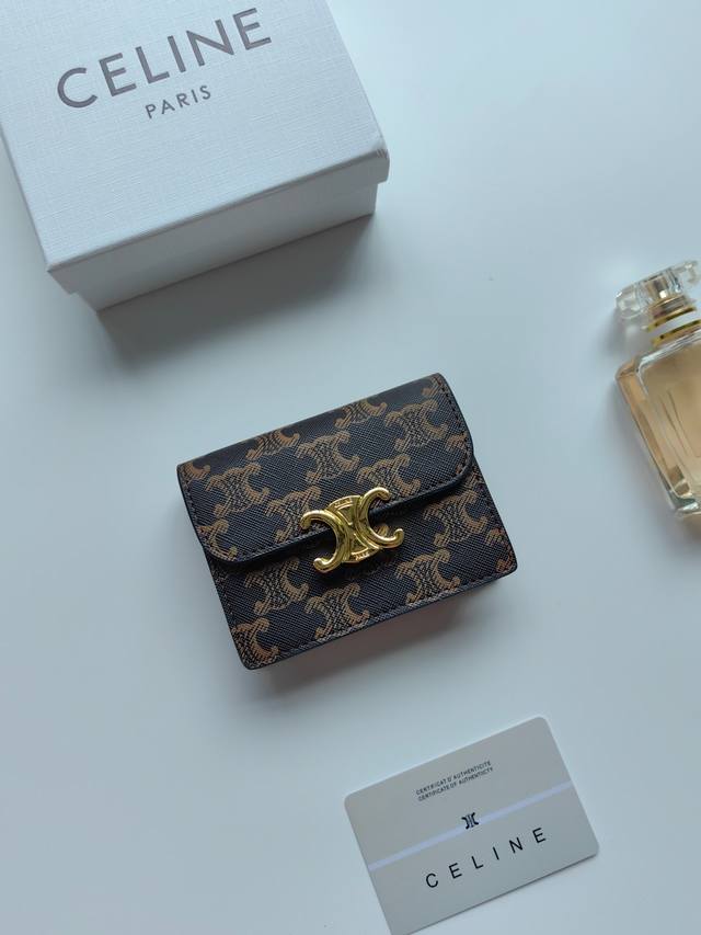 Celine新款卡包，Triomphe名片包，经典花纹大面内配平纹超纤，金色饰面Triomphe金属按扣开合，1个加厚主隔层，3个内侧卡槽。 编号:10N063