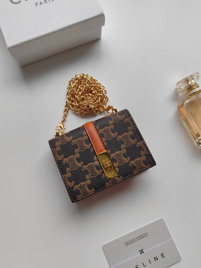 Celine最新链条卡包，Triomphe翻盖链条卡包，可斜挎，经典花纹内配平纹超纤，旋转锁扣开合，1个加厚主隔层，2个内侧卡槽。 编号:10M472 尺寸:1