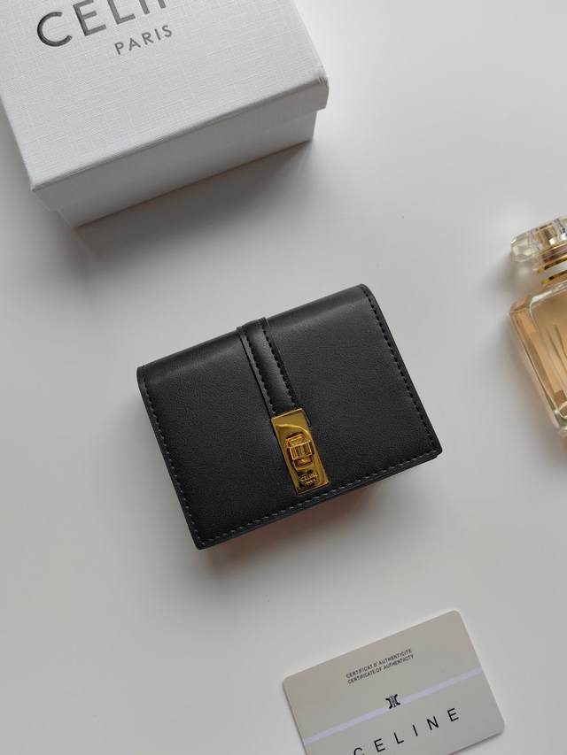 Celine新款卡包，Triomphe翻盖卡包，经典花纹大面内配平纹超纤，旋转锁扣开合，1个加厚主隔层，2个内侧卡槽。 编号:10M473 尺寸:10.5X8.