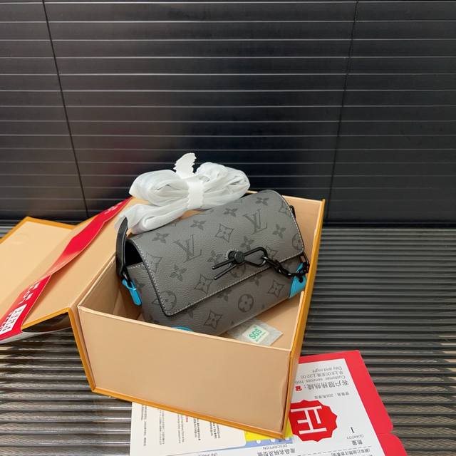 Louisvuitton 路易威登 Lv Steamer链条邮差包 斜挎包 男女通用 实物拍摄 原厂原版面料 礼盒 18 X 12 Cm。