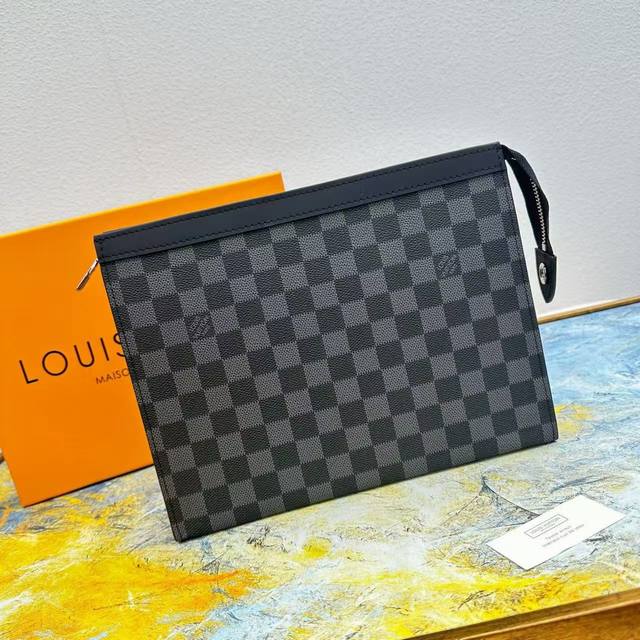 颜色 黑格尺寸 27X21X5Pochette Voyage 手袋 由全新标志性黑灰Monogram Eclipse帆布裁制而成，此款风格硬朗的全新Pochet