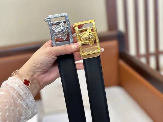 范思哲自动带 全新视觉 打破传统 你看出是自动带了吗[偷笑]谁说滑道只适合年龄大的[坏笑][坏笑]意大利专业师傅 独具匠心 打照一款 舒适耐用 不厚重 的减龄款