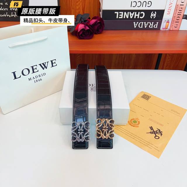 原版品质打孔 品牌:罗意威家 男款 颜色:黑 扣头:金 银 黑 扣头:原版精品纯铜五金扣头 带身:原版牛皮 尺寸:宽约:3.8Cm 长约:95Cm-125Cm 原版品质打孔 品牌:罗意威家 男款 颜色:黑 扣头:金 银 黑 扣头:原版精品纯铜五金扣头 带身:原版牛皮 尺寸:宽约:3.8Cm 长约:95Cm-125Cm