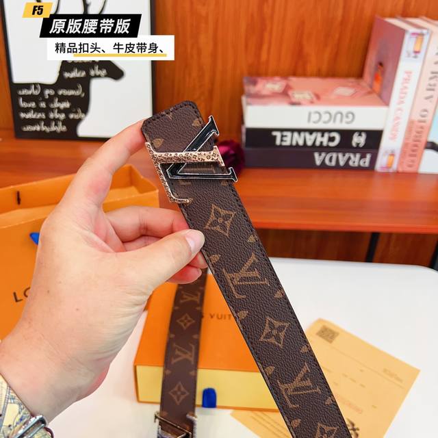 原版品质打孔 品牌：路易L家 男款 颜色：咖 扣头：金 银 扣头：原版精品纯铜五金扣头 带身：原版牛皮 尺寸：宽约：3.8Cm 长约：95Cm-125Cm 类别