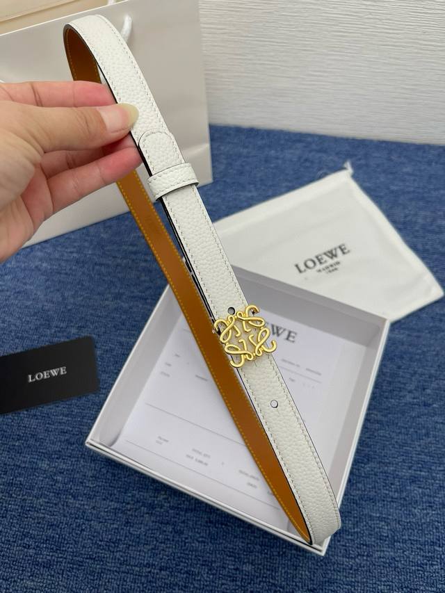 品牌 罗意威 描述 经典系列新品腰带,采用小牛皮材质,完美搭配手工车线,两款经典配色,可搭配商务西装或更为休闲的造型。腰带为法国尺寸,请在购买前参阅腰带尺寸指南 品牌 罗意威 描述 经典系列新品腰带,采用小牛皮材质,完美搭配手工车线,两款经典配色,可搭配商务西装或更为休闲的造型。腰带为法国尺寸,请在购买前参阅腰带尺寸指南