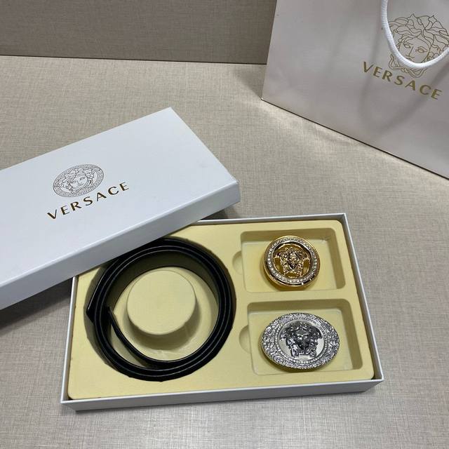 给大家种草一款超有排面的Versace范思哲双扣腰带宽度为3.8 厘米，精致而时尚。 此款腰带采用精美的意大利皮革制作，高贵气质尽显无疑。 无论是搭配休闲装还是