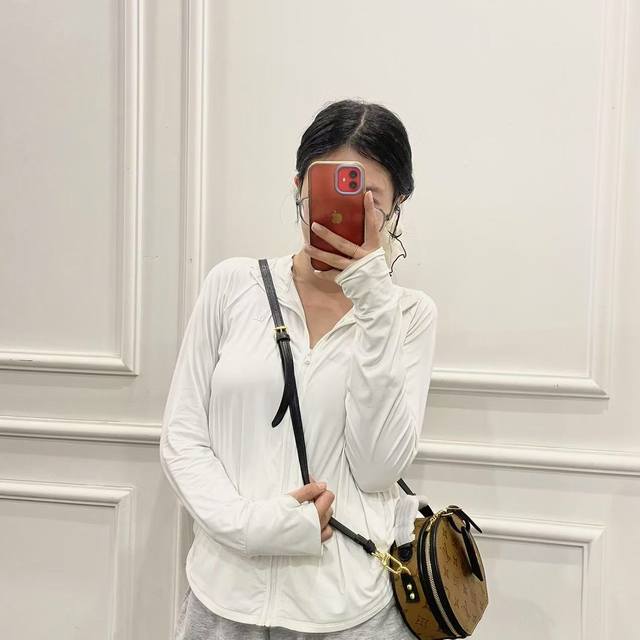 礼盒包装 Lv新款 Petite Boite Chapeau圆饼不得不说现在包真是越做越小感这个Mn圆饼简直无限可爱了 人气帽包出迷你啦 Monogram点缀M