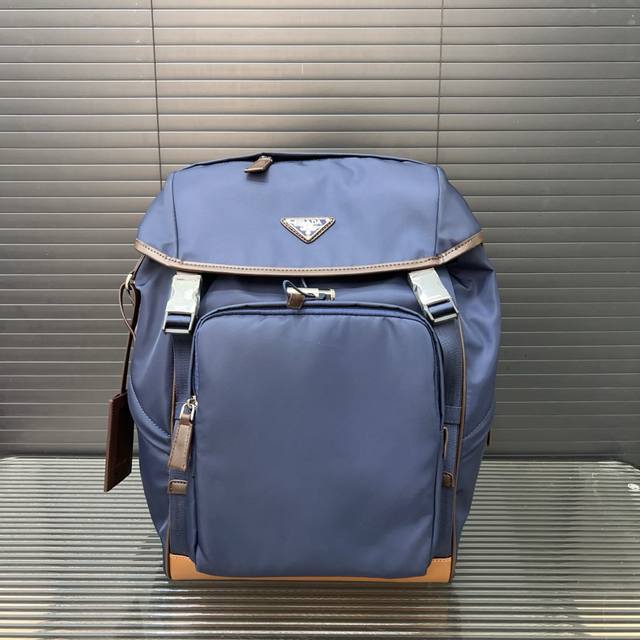Prada 普拉达 Re-Nylon 尼龙布双肩包 抽绳书包背包 经典百搭 实物拍摄 原厂原版面料 配送防尘袋 43 X 28 Cm