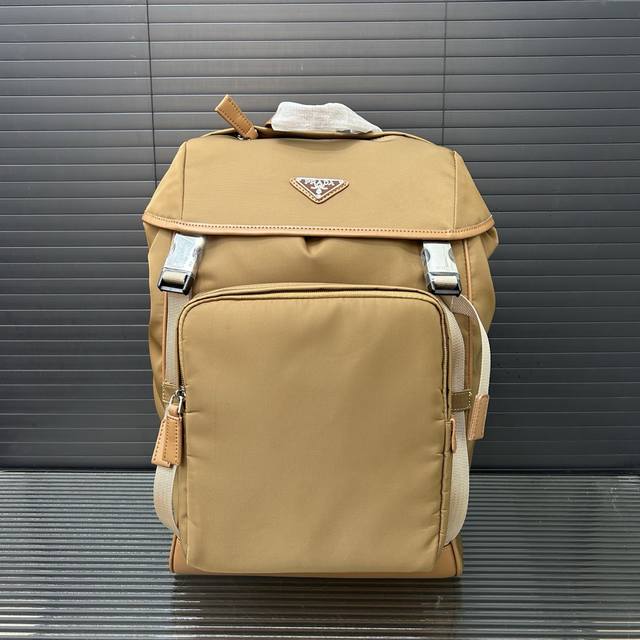 Prada 普拉达 Re-Nylon 尼龙布双肩包 抽绳书包背包 采用精湛镶嵌细工，经典百搭 实物拍摄 原厂原版面料 配送防尘袋 43 X 28 Cm