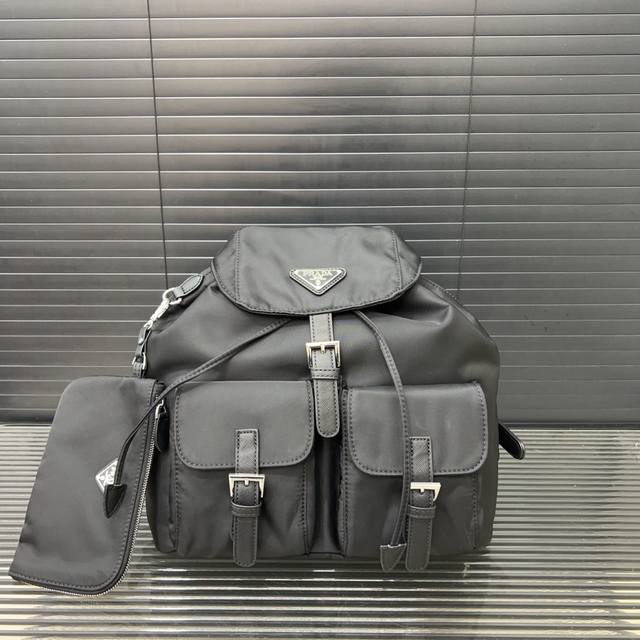 Prada 普拉达 尼龙布双肩包 背包 书包 经典百搭 实物拍摄 原厂原版面料 高端品质 配送防尘袋 32 X 25 Cm。