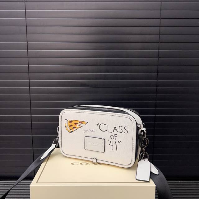 Coach 蔻驰 Wyatt20 男士斜挎单肩包 经典Logo搭配原厂工艺材质 休闲百搭 采用实物拍摄 原厂原版面料 配送礼盒 防尘袋12 X 20 Cm。