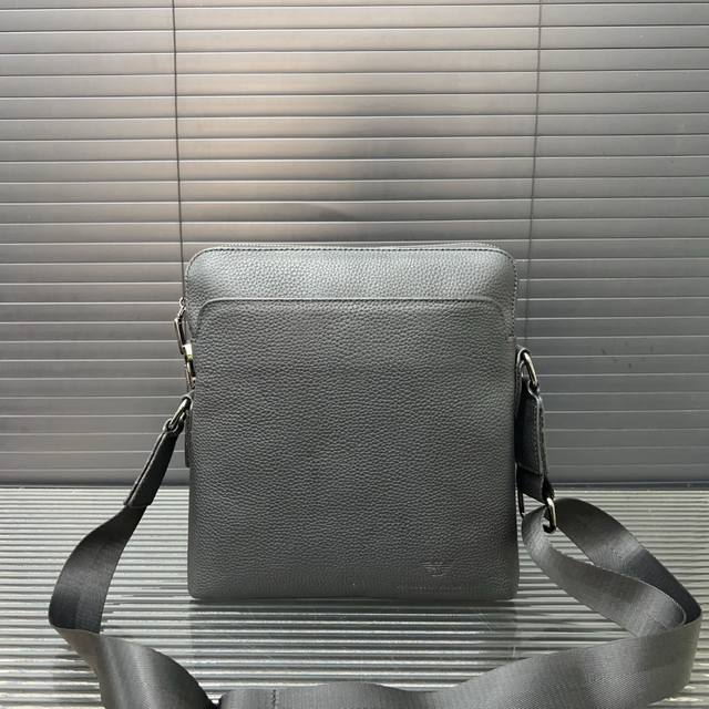 Armani 阿玛尼 密码锁牛皮公文包 男包 单肩斜挎包 经典百搭 实物拍摄 高端品质 配送防尘袋 23 X 26 Cm。