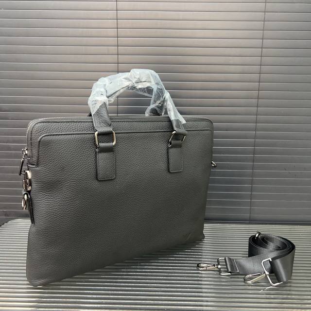 Armani 阿玛尼 密码锁牛皮公文包 男包 电脑包 手提包 经典百搭 实物拍摄 高端品质 配送防尘袋 28 X 38 Cm。