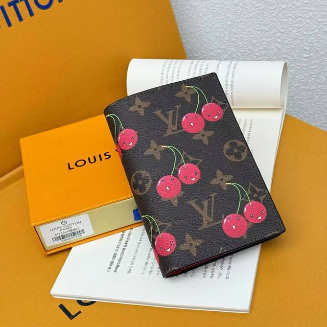 颜色 老花尺寸 14X10樱桃护照封套糅合Monogram Macassar帆布和色调鲜明的皮革饰边，为旅程带来一抹动人色彩。实用的设计可妥善保存护照，内设四个