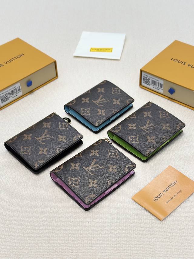 颜色 多色可选尺寸 11.5X9Mportefeuille Lisa 采用 Monogram 帆布制成，内衬彩色皮革。这款紧凑型钱包设有角撑板零钱袋，手柄上饰有