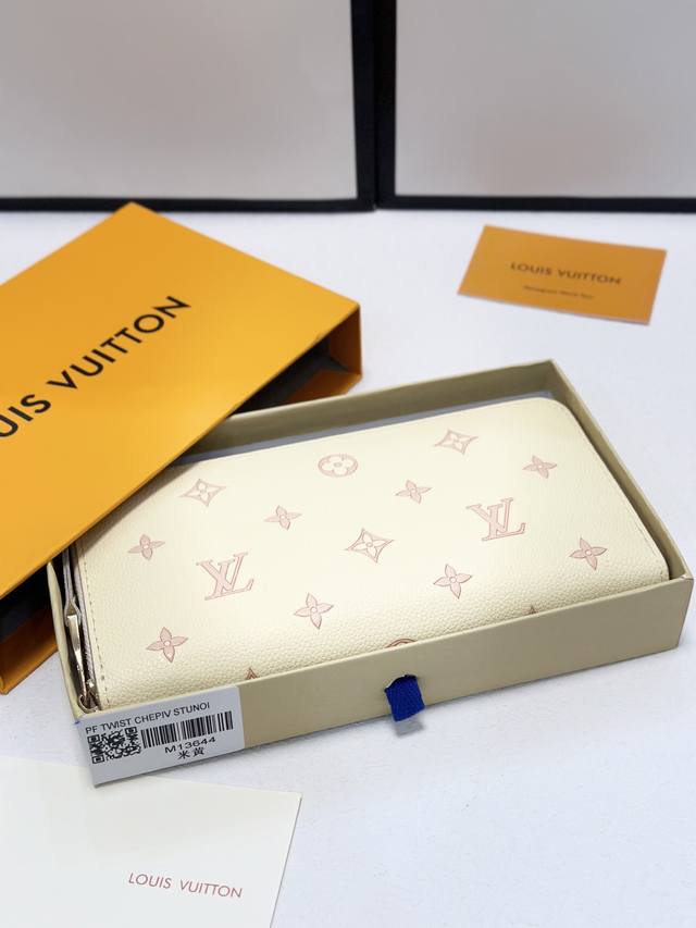 颜色 米黄尺寸 19X10牛皮压花 路易威登百年经典传承 经典的外观 内设三个隔层 多卡片槽 可轻松放入现金 各种消费卡 单据等等，内外更有安全拉链开合 大小抓