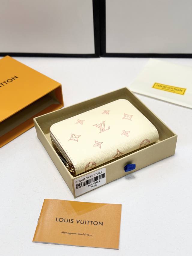 颜色 米黄尺寸 11X9Monogram Unplant皮革更新的“Portefeuille Claire”。纹理美丽的牛皮皮革上，用双色装饰的Monogram