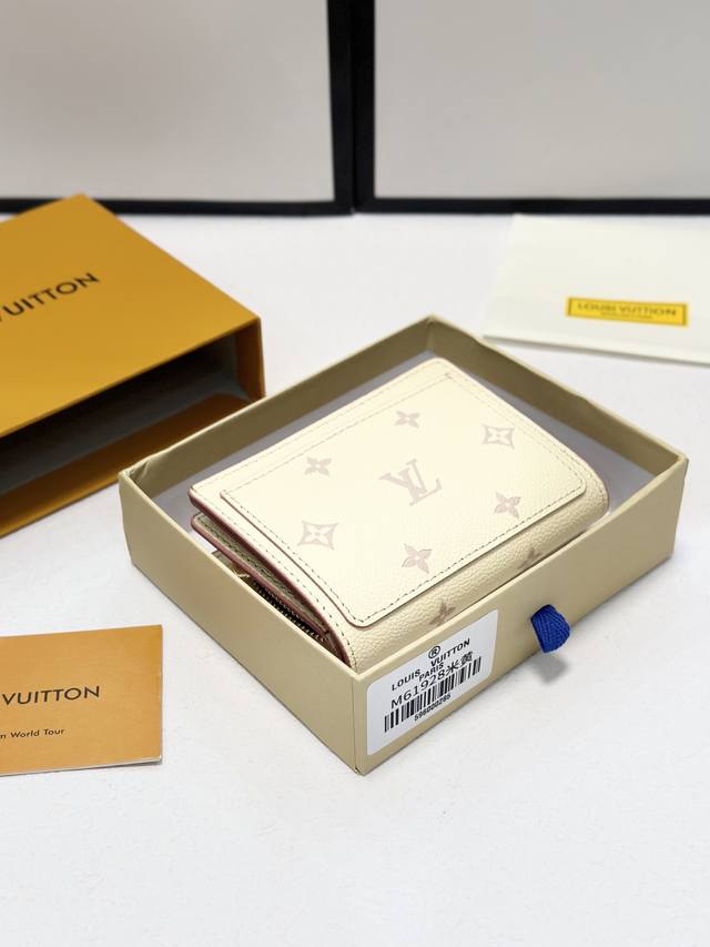 颜色 米黄尺寸 11X8.5Monogram Unplant皮革更新的“Portefeuille Claire”。纹理美丽的牛皮皮革上，用双色装饰的Monogr