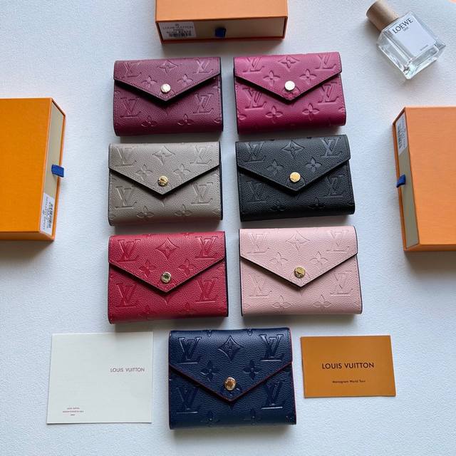 颜色 多色可选尺寸 11X10驴家短款钱夹取材柔软的压纹皮革 做工精致， 媲美专柜！多功能小钱包，内隔丰富，超级实用