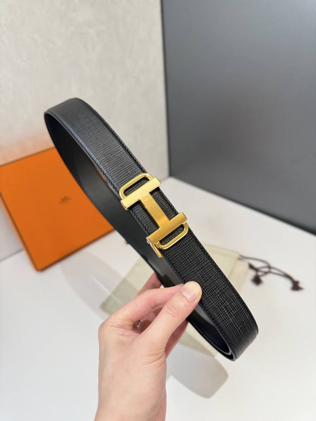 爱马仕 HermèS 腰带是奢侈品牌爱马仕的经典配饰之一，以其高品质的皮革、精湛的工艺和标志性的设计闻名。 自动平滑扣腰带 精钢五金 搭配原版皮腰带身 长度可调