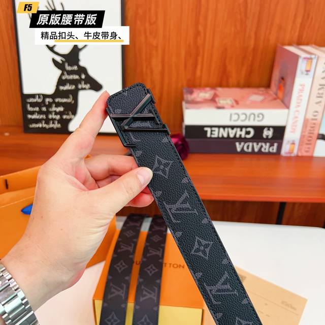 原版品质打孔 品牌：路易L家 男款 颜色：黑 扣头：金 银 黑 扣头：原版精品纯铜五金扣头 带身：原版牛皮 尺寸：宽约：3.8Cm 长约：95Cm-125Cm