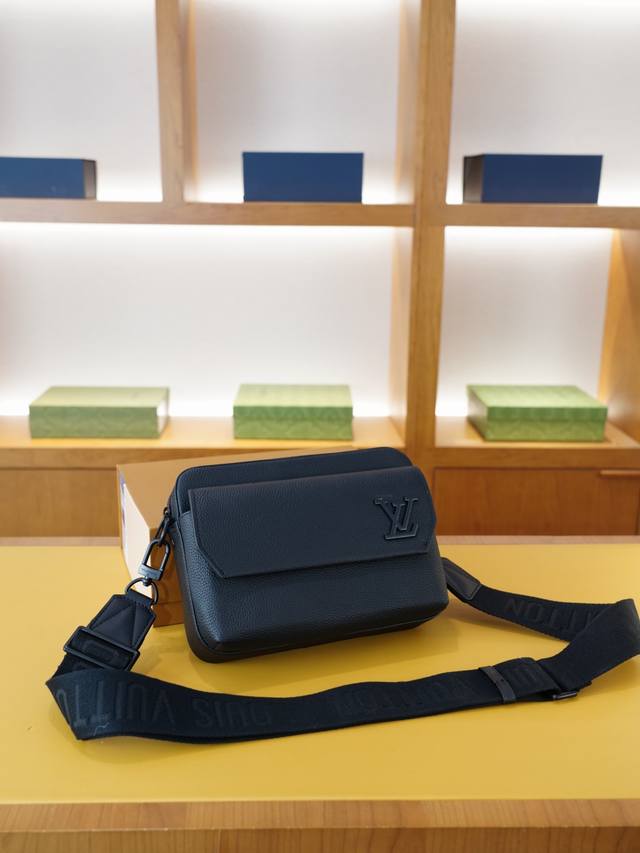 路易威登 官网同步 高版本 斜挎单肩背包 永恒不过时的标志性产品 纯原单小牛皮 顶级五金制作 非市面普通版本 今年Lv最爱的款式 全部实拍 实用性非常高 完全不