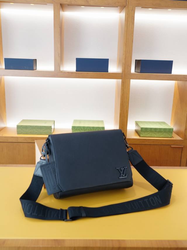路易威登 官网同步 高版本 斜挎单肩背包 永恒不过时的标志性产品 纯原单小牛皮 顶级五金制作 非市面普通版本 今年Lv最爱的款式 全部实拍 实用性非常高 完全不