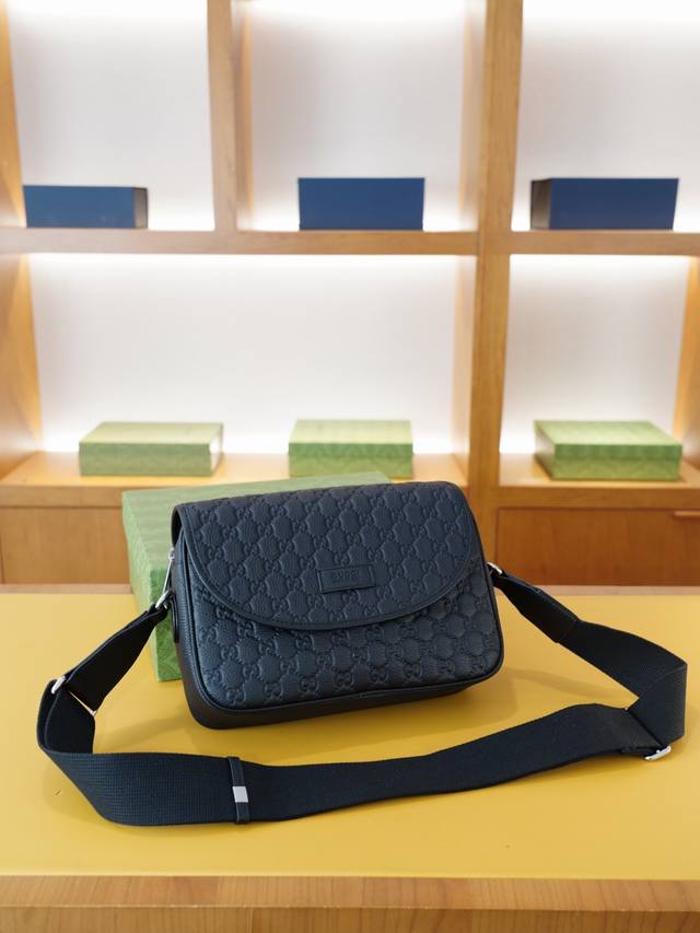 古驰 官网同步 高版本 斜挎单肩背包 永恒不过时的标志性产品 纯原单小牛皮 顶级五金制作 非市面普通版本 今年Gucci最爱的款式 全部实拍 实用性非常高 完全