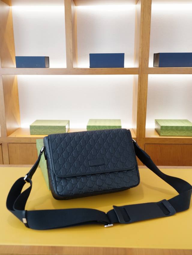 古驰 官网同步 高版本 斜挎单肩背包 永恒不过时的标志性产品 纯原单小牛皮 顶级五金制作 非市面普通版本 今年Gucci最爱的款式 全部实拍 实用性非常高 完全