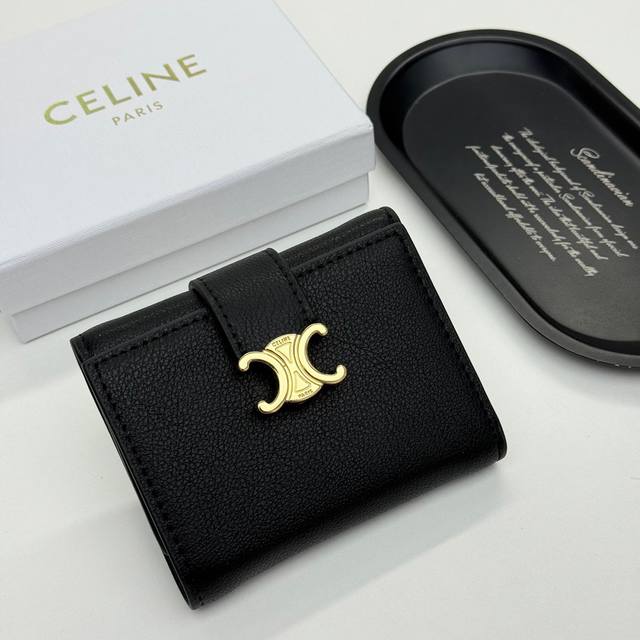Celine F07颜色 黑色 杏色 棕色 老花 尺寸 11*10*5Celine短式钱包非常炫美的一个系列，专柜同步，采用头层牛皮，精致时尚！