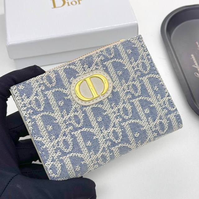 Dior D29颜色：乳白色尺寸：11.5*9*2 Dior 专柜最新款火爆登场！采用进口Pvc配小牛皮，做工精致， 媲美专柜！多功能小钱包，超级实用！