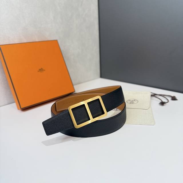 爱马仕 HermèS 男款腰带以其精湛的工艺、高品质的材料和经典的设计而备受推崇，是男士时尚配饰中的顶级选择。最具标志性的设计是带有“H”标志的扣头，简约大气且