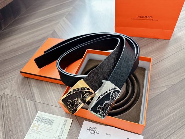 HermèS爱马仕经典元素，正反两面呈现不同色调，扣头金属工艺，经手工打磨而成，环绕细节，定格精彩瞬间。38Mm.