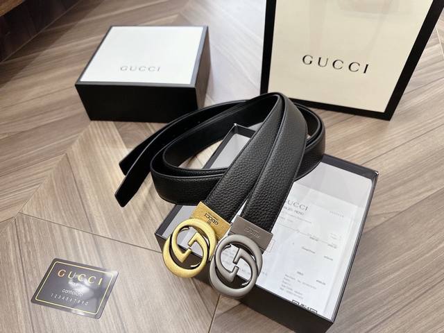 Gucci 古奇新款互扣式G带扣深受品牌辉煌的70年代经典设计所影响，得以重新诠释。安放于织纹纯皮腰带之上。正品一致的吊牌全套包装 配纸袋 礼品盒 亲们下单一定