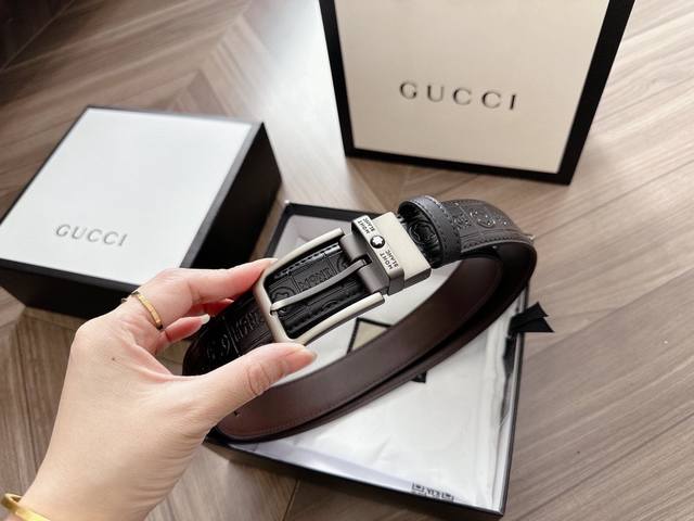 万宝龙大班精选Sfumato系列皮具采用天然全粒 面晕染皮革，质感细腻柔软、舒适优雅。独特 的鞣制及加工工艺不但令精选系列晕染皮具的 色彩更为鲜亮动人，更保留高