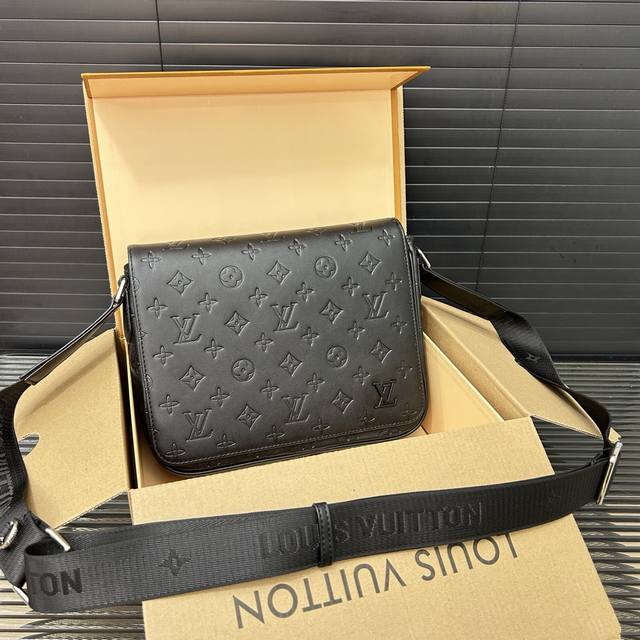 Louisvuitton 路易威登 District Lv 翻盖邮差包 男士斜挎包 实物拍摄 原厂原版面料 配送防尘袋 25 X 20 Cm。