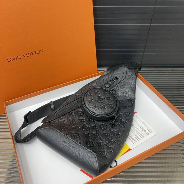 Louisvuitton 路易威登 Lv二合一 Duo胸包 斜挎包 男女通用单肩包 经典百搭 实物拍摄 原厂原版面料 配送防尘袋 20 X 40 Cm。