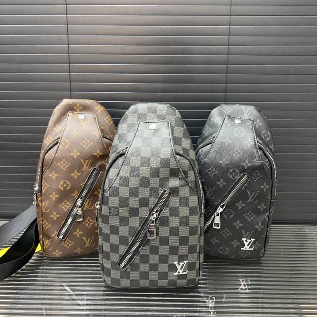 Louisvuitton 路易威登 Lv印花胸包 斜挎单肩包 实物拍摄 原厂原版面料 配送防尘袋30 X 17 Cm。