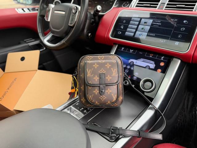 芯片版 高端货 新款 “ Louis Vuitton”Lv单肩包 路易威登邮差包斜挎包 M69404 Louis Vuitton Christopher 老花 芯片版 高端货 新款 “ Louis Vuitton”Lv单肩包 路易威登邮差包斜挎包 M69404 Louis Vuitton Christopher 老花