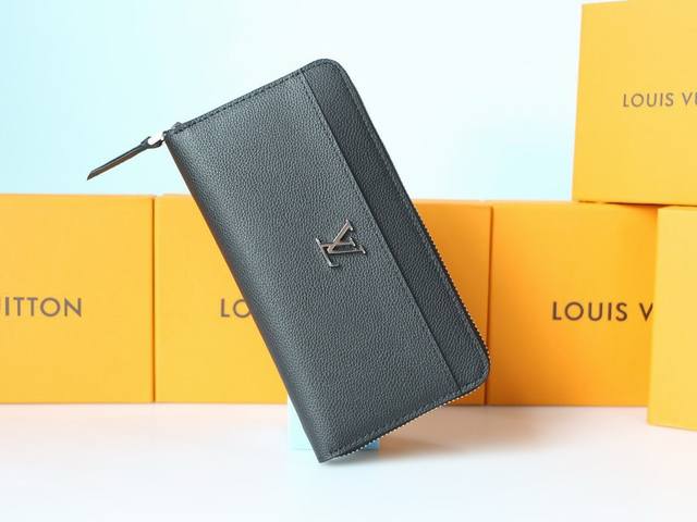 颜色 黑尺寸 19X10由柔软小牛皮裁制而成的优雅Mylockme钱夹，呼应Mylockme手袋系列的明快设计。饰有Lv字母的信封式搭盖，配有一对大号隔层与多个